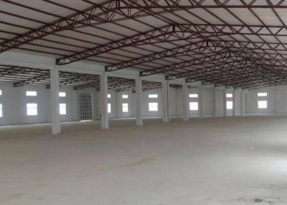 kualitas 4000 meter persegi Gedung Struktur Baja Gudang dengan EPS / Rock Wool / PU / Serat Kaca Panel Sandwich Terisolasi Lapisan pabrik